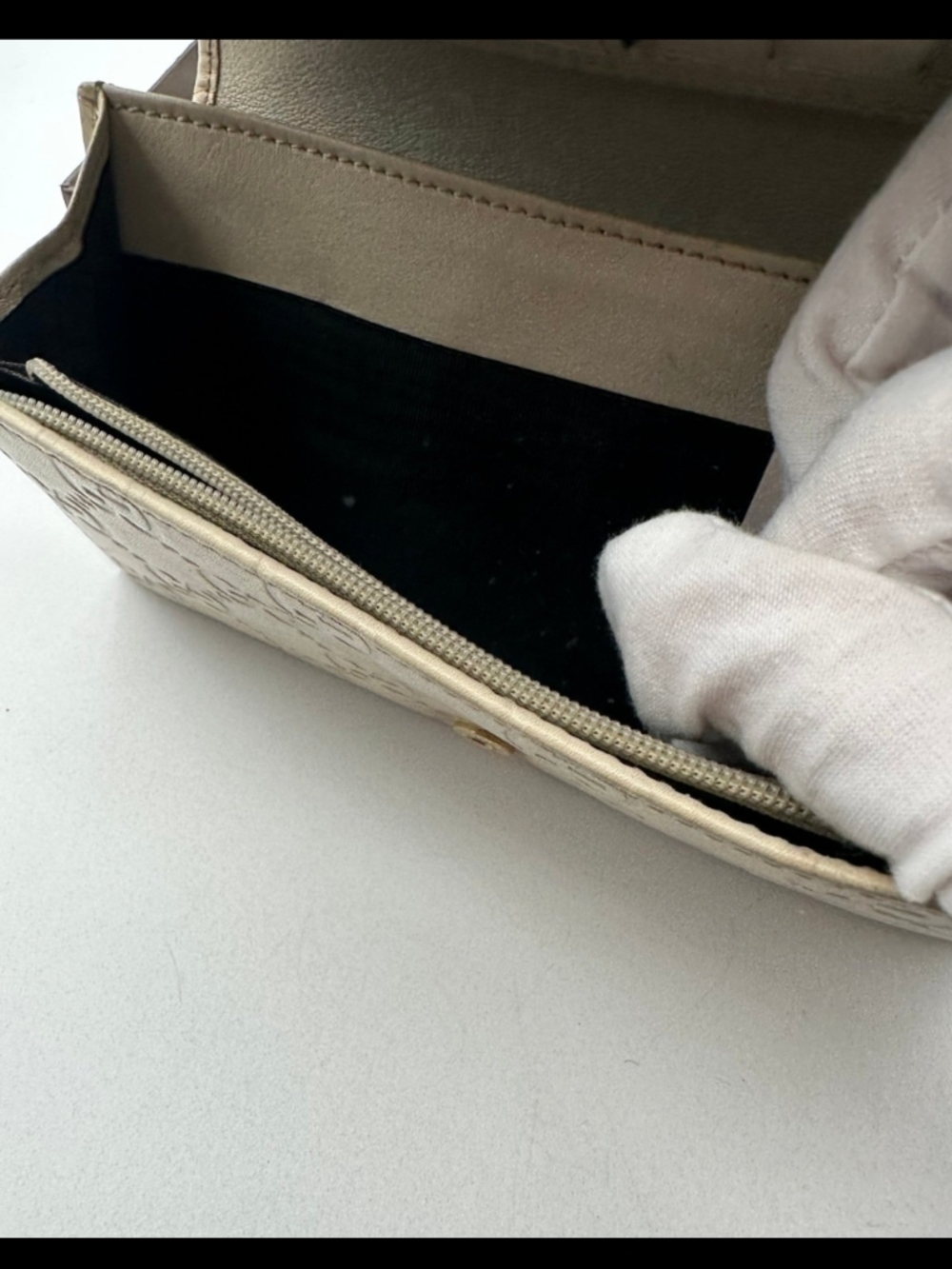 Gucci Beige Signature GG Continental Wallet with Gold Plaque - Picture 4 of 12
